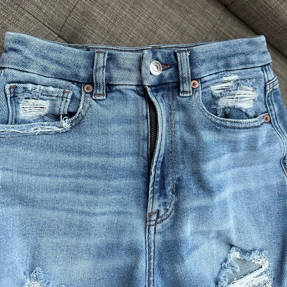 American Eagle Outfitters Medium Wash Distressed Curvy Mom Jeans - Picture 5 of 10